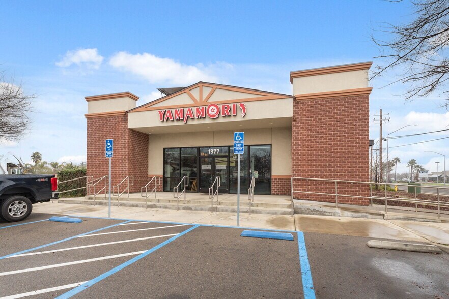 More Photos Of 1377 W El Monte Way, Dinuba Restaurant For Lease