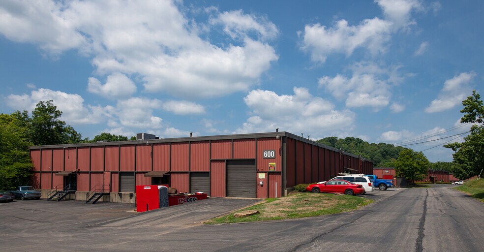 More Photos Of 600-630 Plum Industrial Ct, Plum Light Distribution For Lease