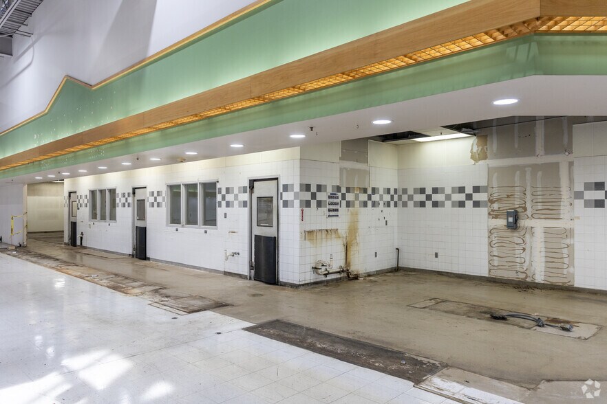 More Photos Of 400 W 9th St N, Ladysmith General Retail For Sale