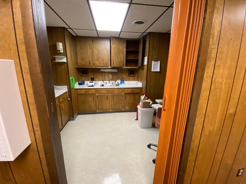 More Photos Of 404 W Rolla Rd, Salem Office For Sale