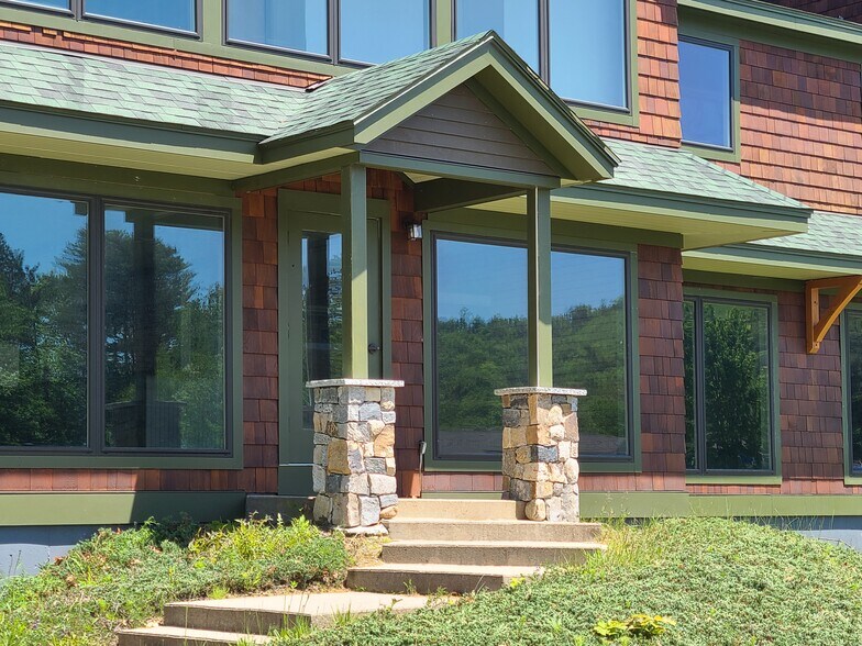 More Photos Of 12 Southmayd St, Campton Freestanding For Sale