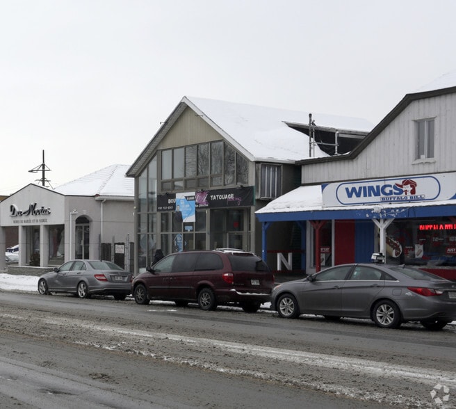 More Photos Of 91-93 Boul des Laurentides, Laval Storefront For Sale