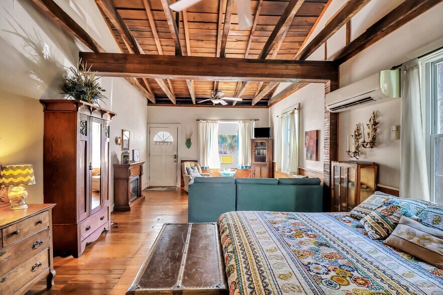 More Photos Of 8 E 41st St, Savannah Storefront Retail Residential For Sale