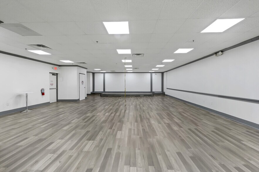 More Photos Of 1124 Blalock Rd, Houston Warehouse For Lease