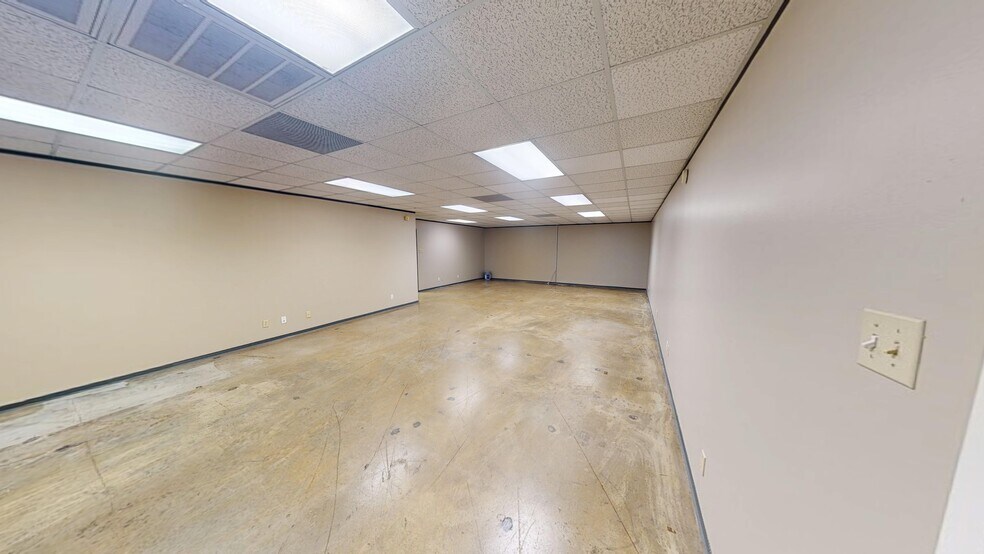 More Photos Of 9776 Whithorn Dr, Houston Showroom For Lease