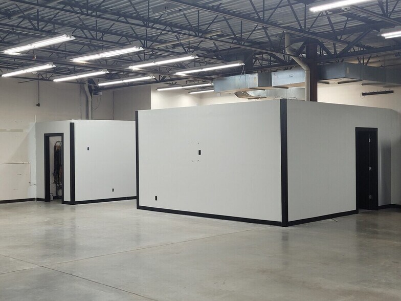 More Photos Of N96W15504-N96W15508 County Line Rd, Germantown Flex For Lease