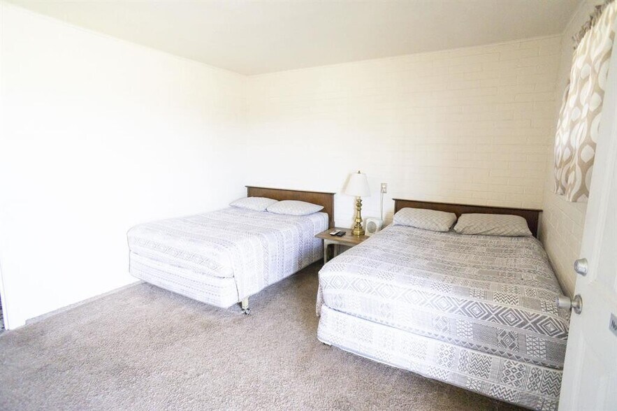 More Photos Of 215 SW 6th St, Mooreland Hotel For Sale