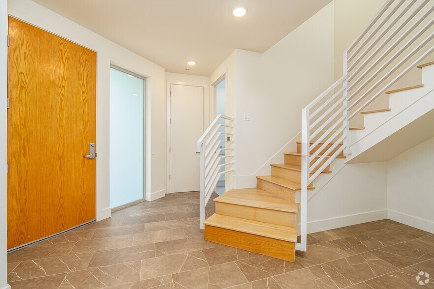 More Photos Of 2000 N Beachwood Dr, Los Angeles Apartments For Sale