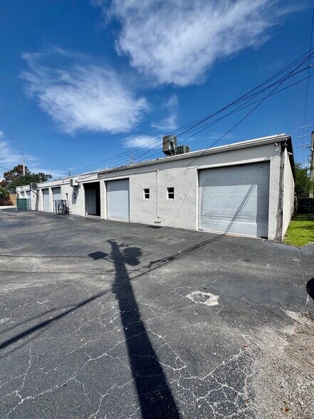 More Photos Of 692-702 SW 15th St, Pompano Beach Light Distribution For Lease