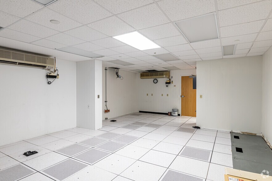 More Photos Of 2 Gateway Blvd, East Granby Office For Lease