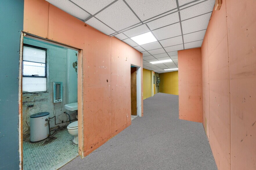 More Photos Of 150 W Sunrise Hwy, Lindenhurst General Retail For Lease