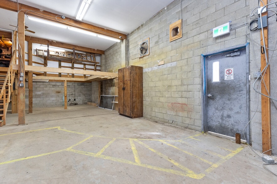 More Photos Of 2253-2265B W Railway St, Abbotsford Warehouse For Lease