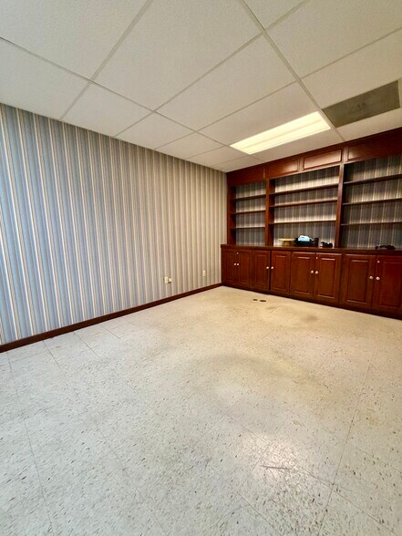 More Photos Of 906 Sixth Ave, Picayune Office For Sale