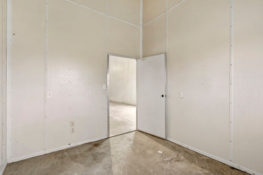 More Photos Of 306 SE Highway AA, Clinton Industrial For Sale