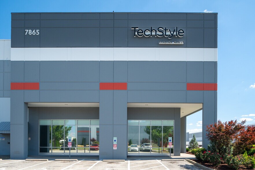 More Photos Of 7865 National Tpke, Louisville Distribution For Lease