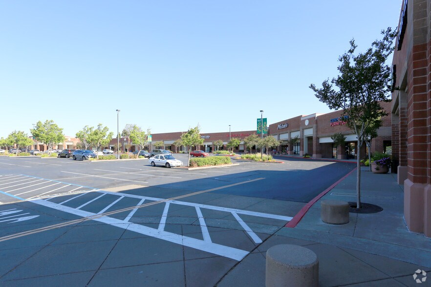 More Photos Of 1305-1350 Gateway Blvd, Fairfield Storefront For Lease