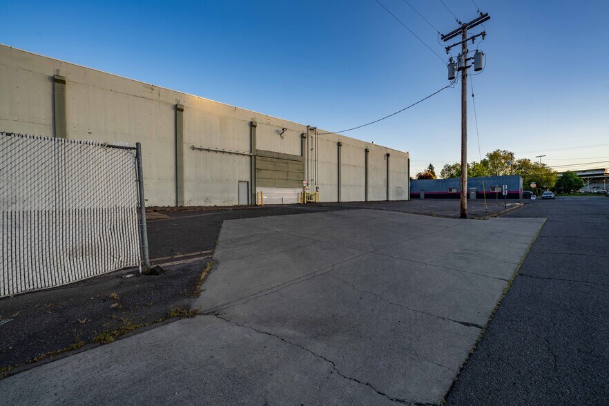 More Photos Of 715 S Grape St, Medford Warehouse For Sale