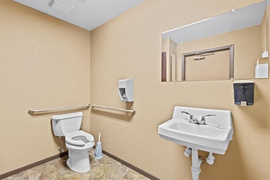 More Photos Of 2131 Calumet Dr, New Holstein Medical For Lease