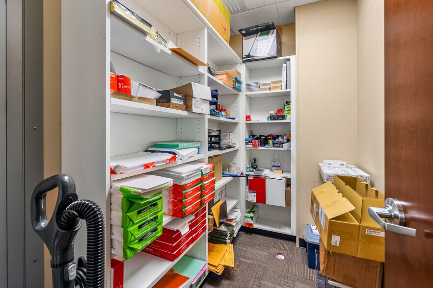 More Photos Of 1301 Poplar Dr, Medford Medical For Lease