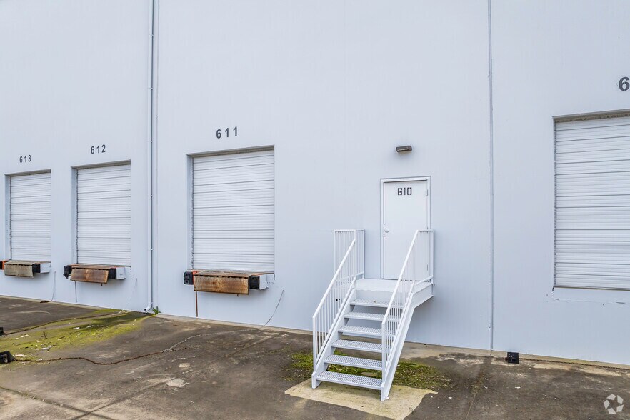 More Photos Of 3130 Venture Dr, Lincoln Distribution For Lease