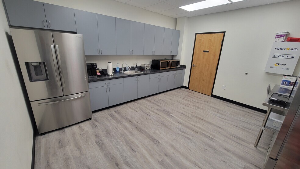 More Photos Of 1035 E Riverview Dr, Phoenix Distribution For Lease