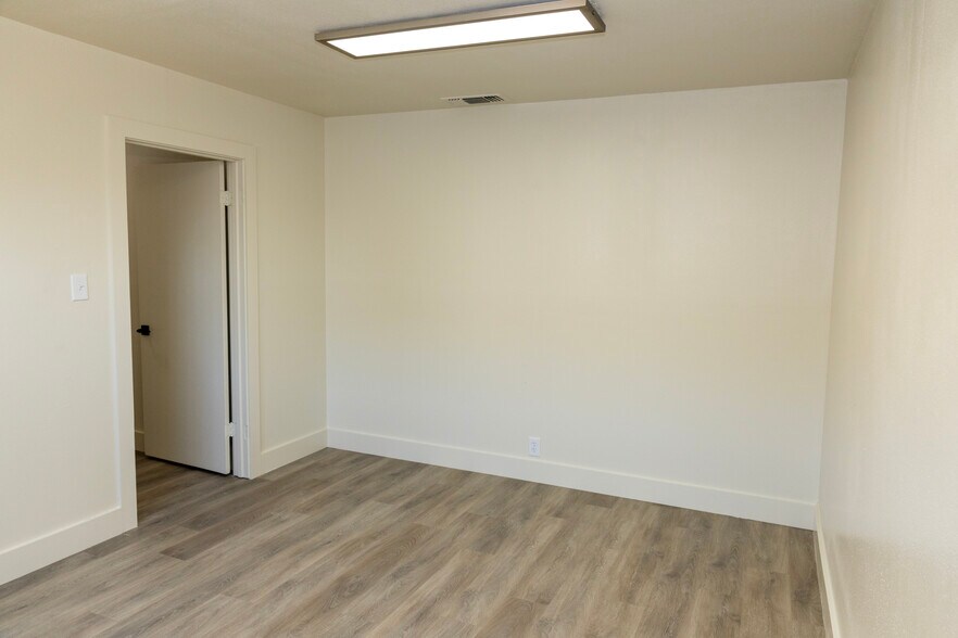 More Photos Of 307-311 Lombrano St, San Antonio Warehouse For Sale