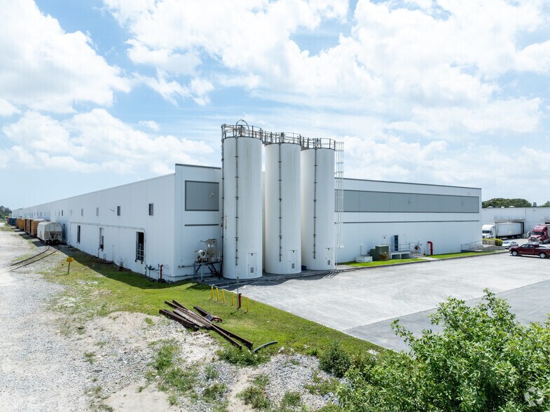 More Photos Of 11825 NW 100th Rd, Medley Warehouse For Lease