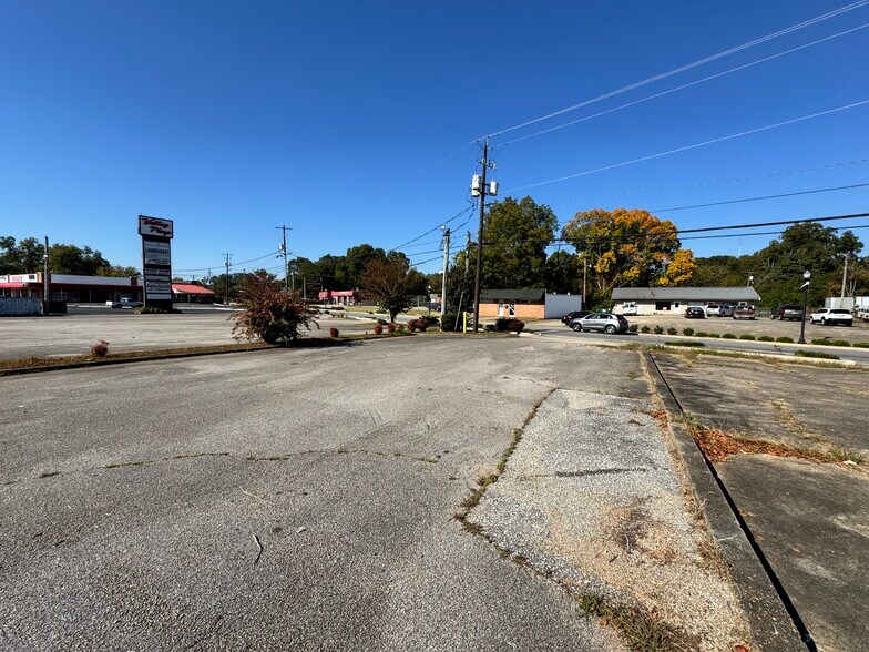 More Photos Of 421 N Gilmer Ave, Lanett General Retail For Sale