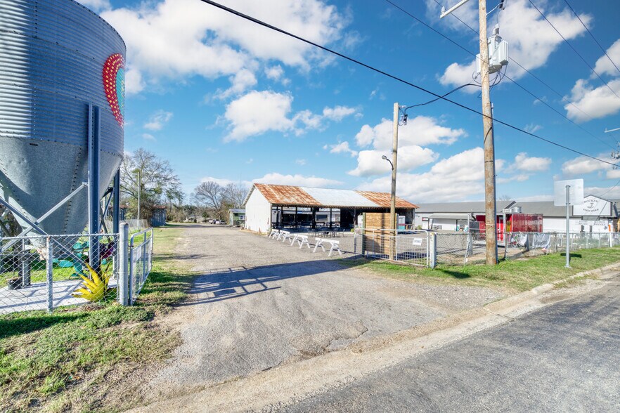 Primary Photo Of 710 S May St, Madisonville General Retail For Sale