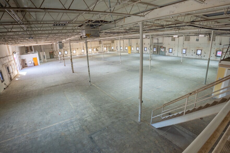 More Photos Of 2140 W Washington St, Orlando Distribution For Sale