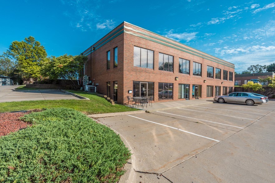 More Photos Of 2330 Rocklyn Dr, Urbandale Office For Lease
