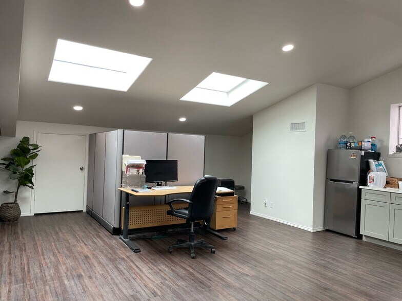 More Photos Of 2118 Mannix Dr, San Antonio Showroom For Sale