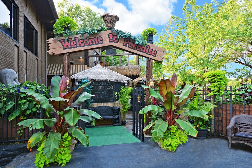 More Photos Of 1900 & 1924 Marshall St NE, Minneapolis Restaurant For Sale