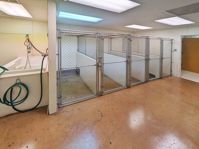 More Photos Of 1208 E Main St, Luray Flex For Sale