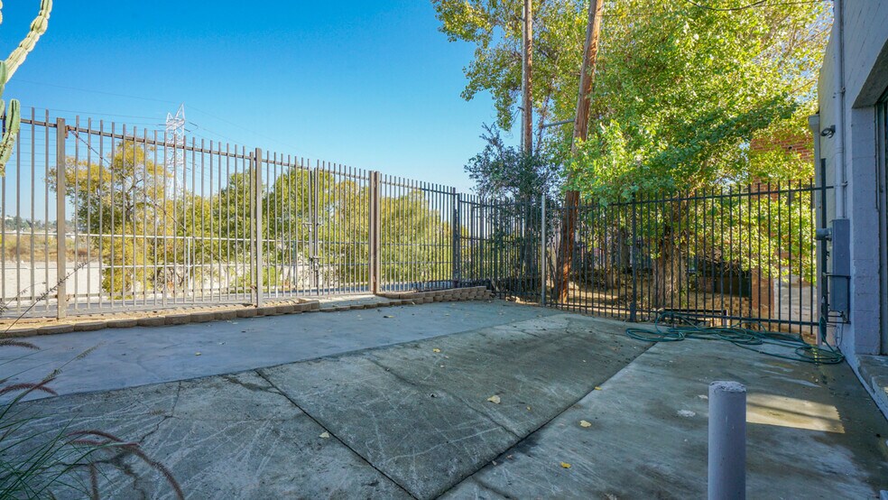 More Photos Of 2431 Eads St, Los Angeles Warehouse For Lease