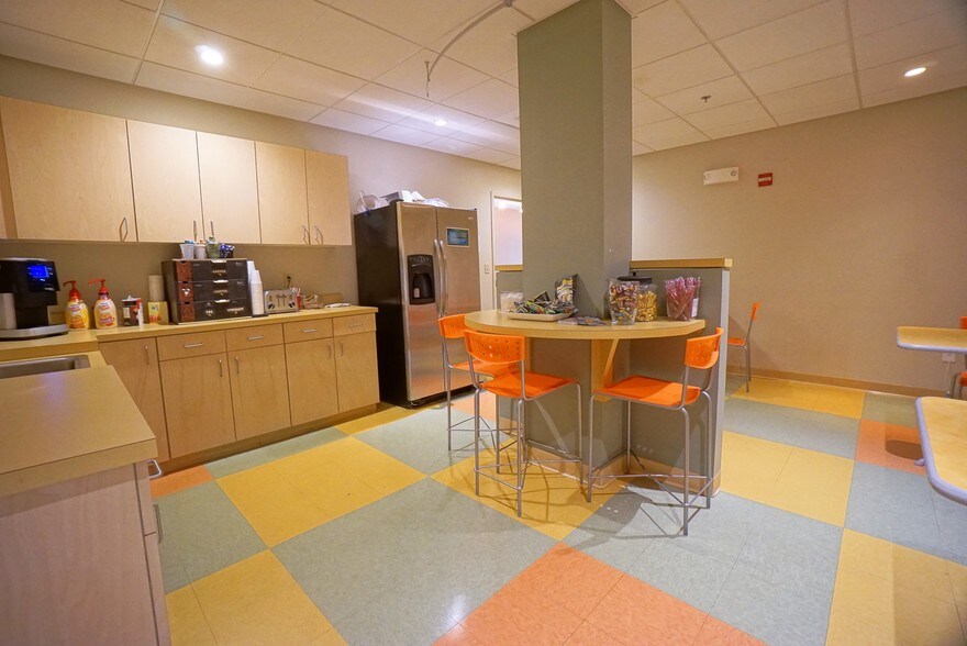 More Photos Of 6 Trafalgar Sq, Nashua Office For Lease
