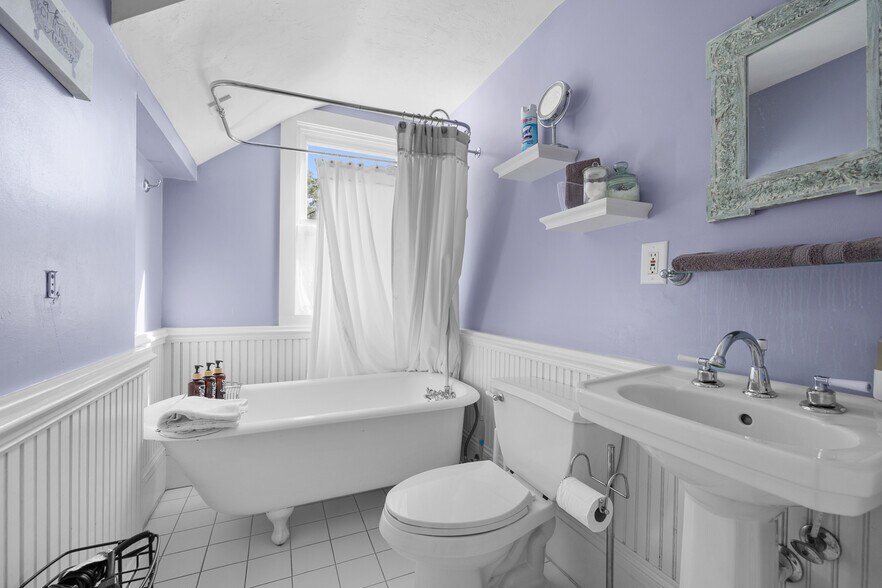 More Photos Of 221 SE 7th St, Gainesville Hospitality For Sale