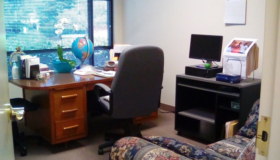 More Photos Of 1022 Hutton Ln, High Point Office For Lease