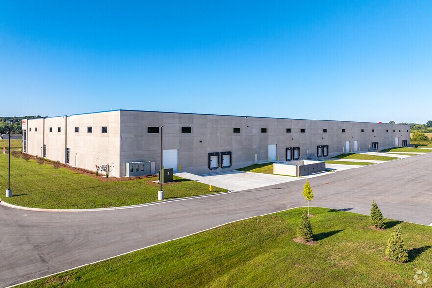 More Photos Of N53W25374 Highlands Court, Sussex Distribution For Lease