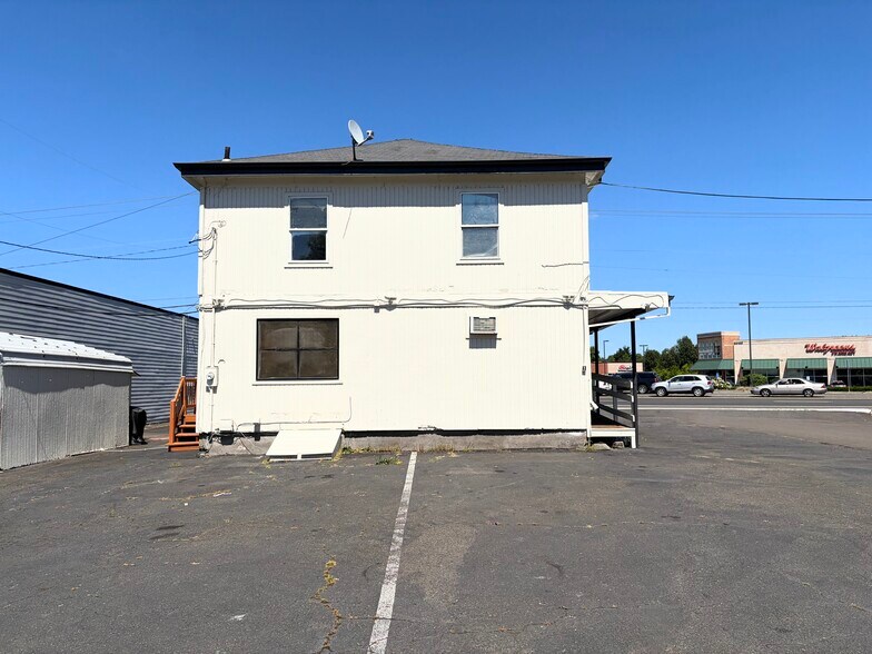 More Photos Of 20105 McLoughlin Blvd, Gladstone Freestanding For Lease