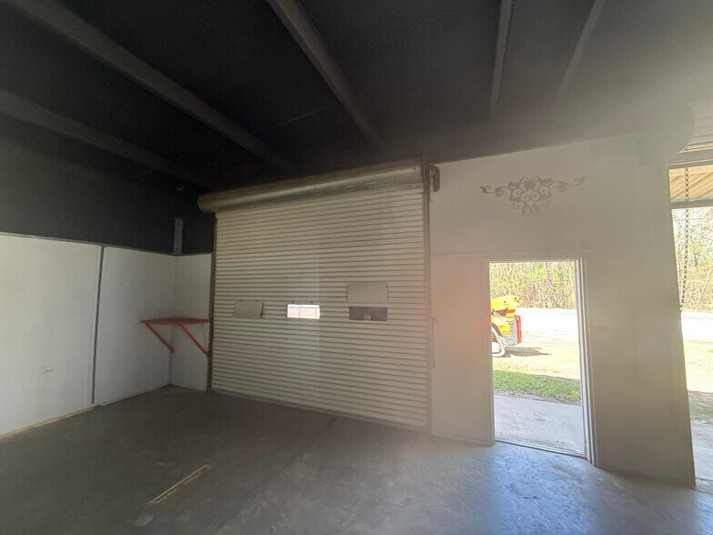 More Photos Of 8212 N State Highway 19, Trinity Showroom For Lease