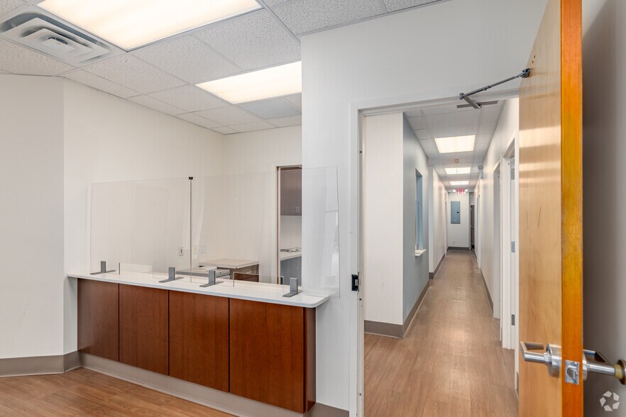 More Photos Of 211-20 Union Tpke, Oakland Gardens Storefront Retail Office For Lease