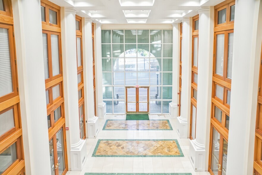 More Photos Of 300 E University Ave, Gainesville Coworking Space