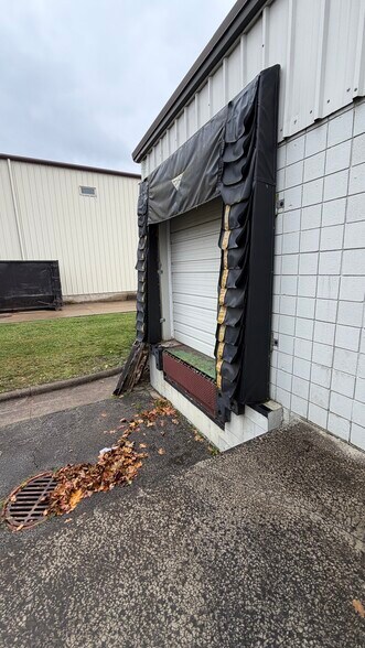 More Photos Of 9941 York Theta Dr, North Royalton Service For Sale