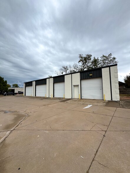 More Photos Of 200 S Fretz Ave, Edmond General Retail For Lease