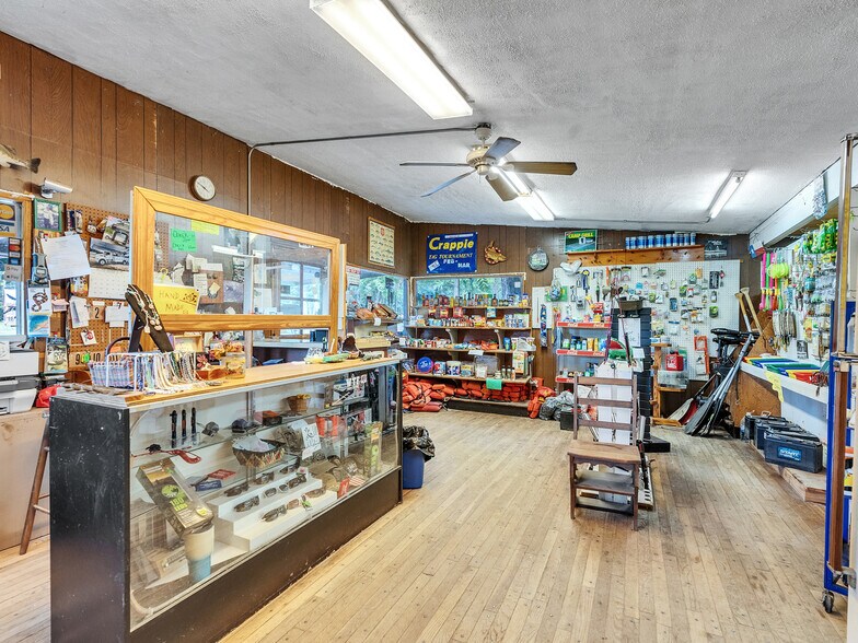 More Photos Of 280 Broken Arrow Marina, Livingston Hotel For Sale