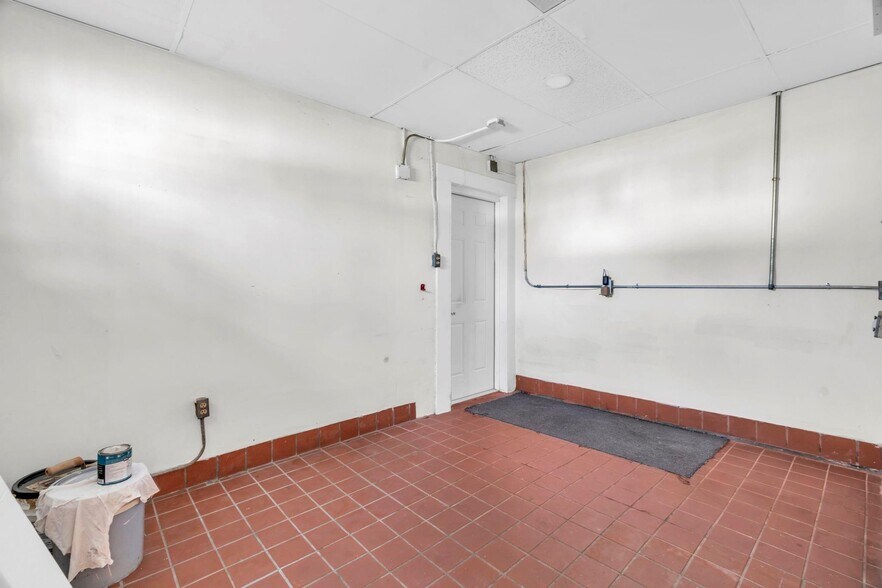 More Photos Of 401 E Main St, Humble Office For Sale