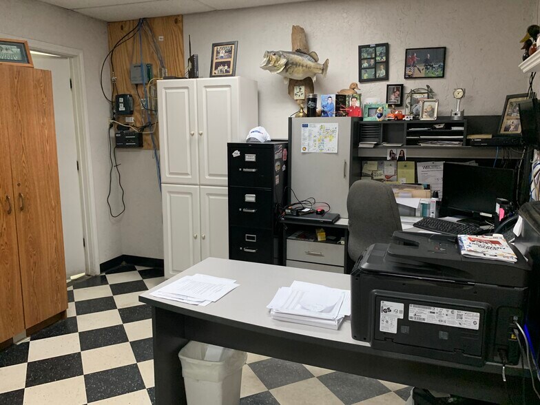 More Photos Of 1510 Washington St, Commerce Auto Repair For Lease