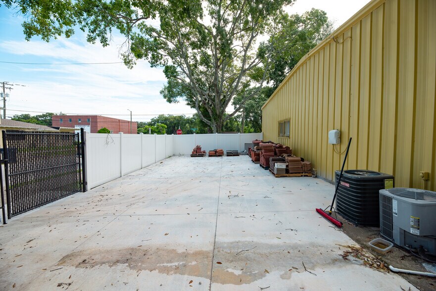 More Photos Of 5010 N Nebraska Ave, Tampa Light Distribution For Lease