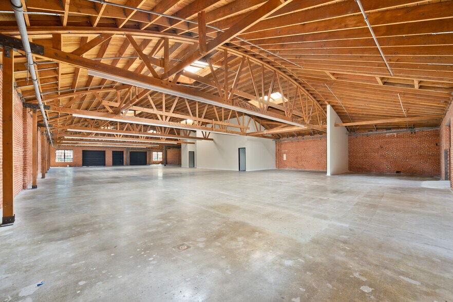 More Photos Of 1145 Seward St, Los Angeles Showroom For Lease